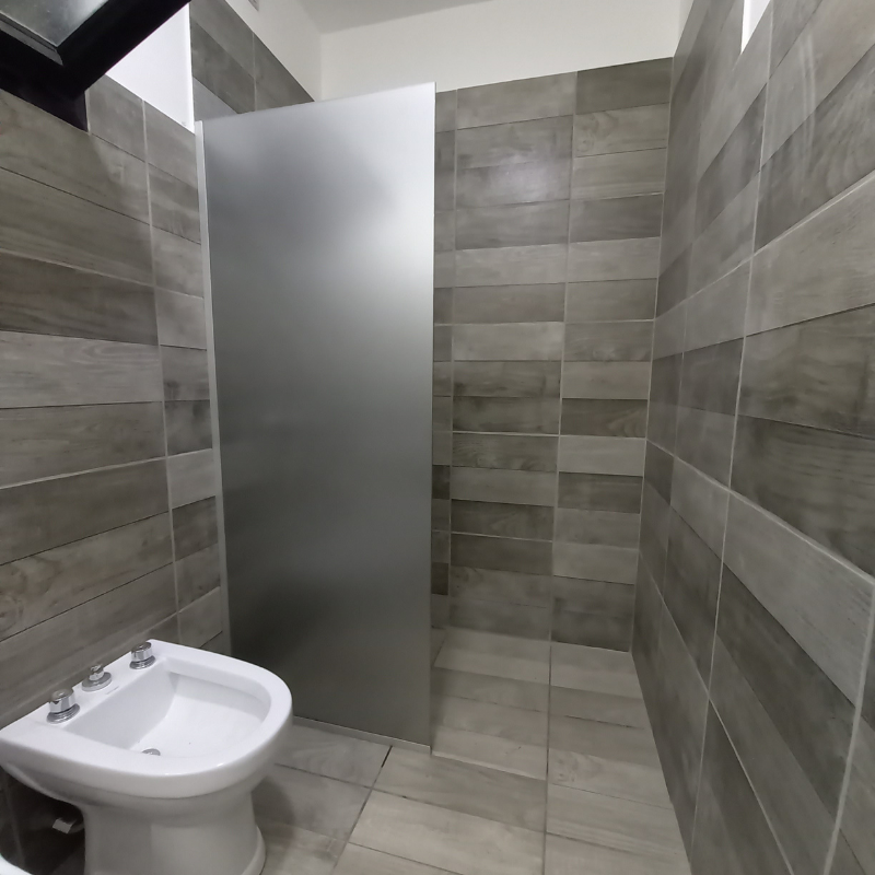 Mampara de baño de vidrio fabricada a medida por Arqihogar